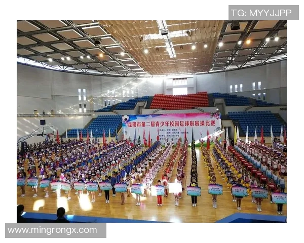 足球明星魅力四射西装搭配尽显绅士风范与运动激情的完美结合